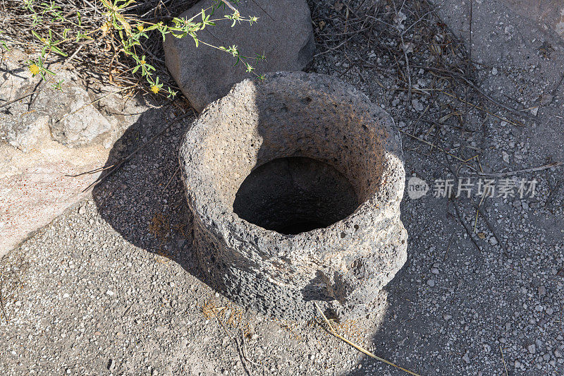 位于以色列基内雷(Kineret)附近的戈兰高地(Golan Heights)上，公元前3世纪-公元8世纪的希普斯(Hippus) -苏西塔(Susita)废墟中的起居室里的厕所遗迹